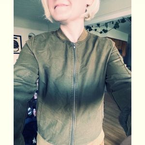 Super Cute Hinge Zip Up Bomber Jacket EUC!